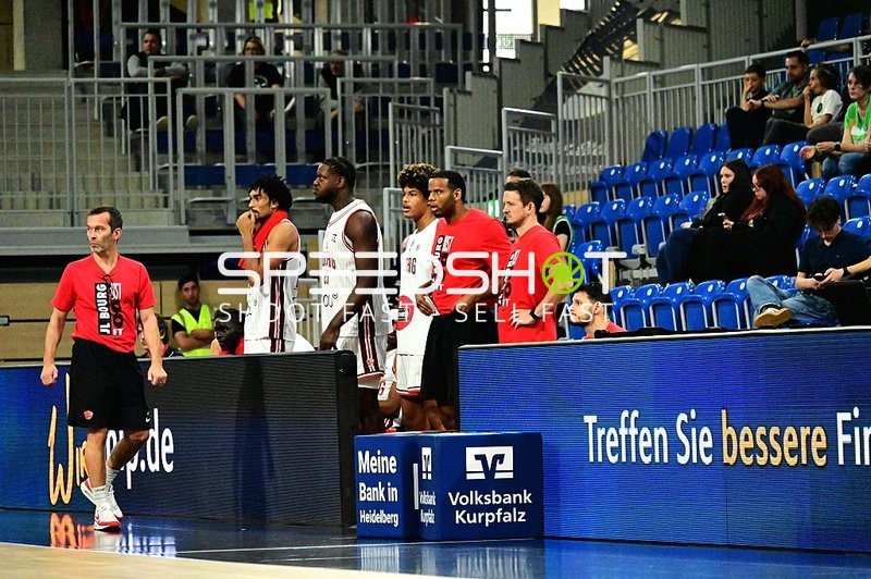 Spieler von JL Bourg Basket an Seitenlinie