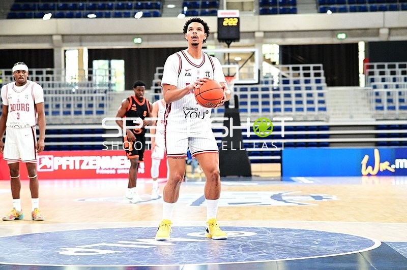 Tre Mitchell (3; JL Bourg Basket) wirft Freiwurf