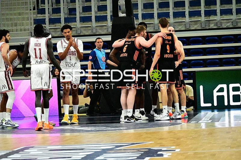 Spieler versammeln sich auf Court