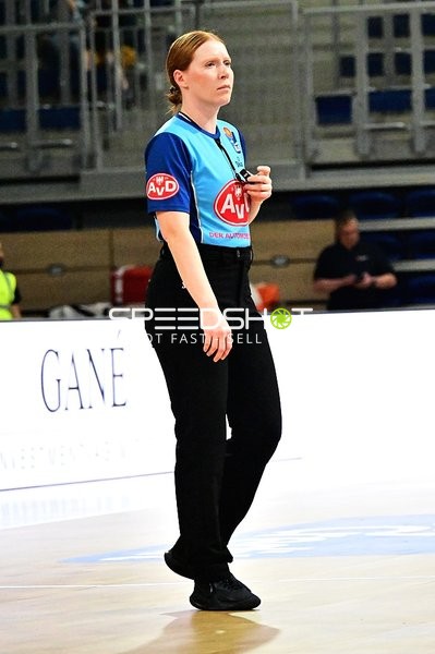 Schiedsrichterin auf dem Court