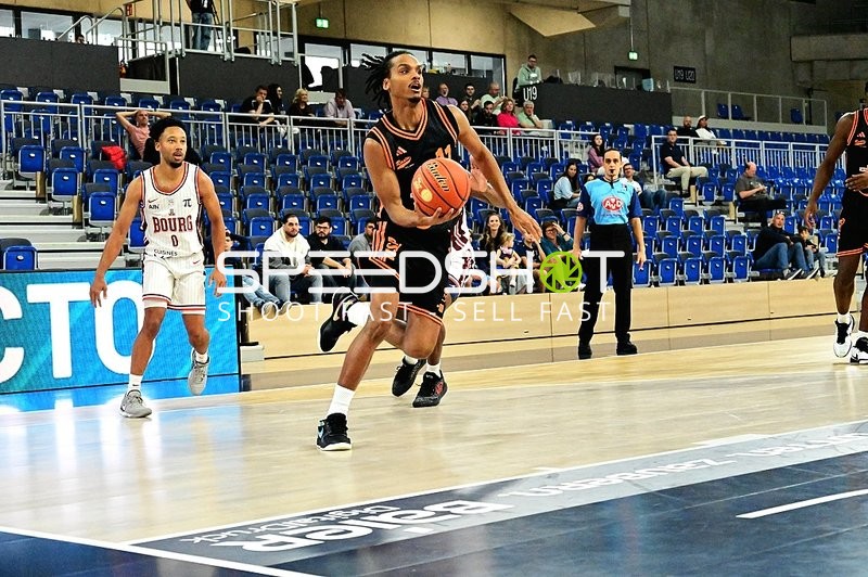 Alonzo Verge (11; Rasta Vechta) dribbelt, Darius McGhee (0; JL Bourg Basket) verteidigt