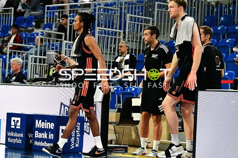 Spieler und Trainer an Seitenlinie