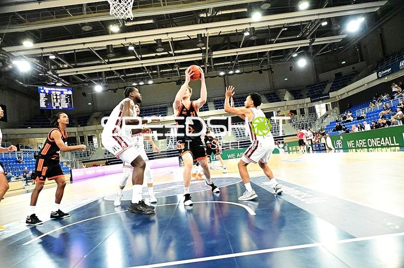 Direktes Duell um den Ball