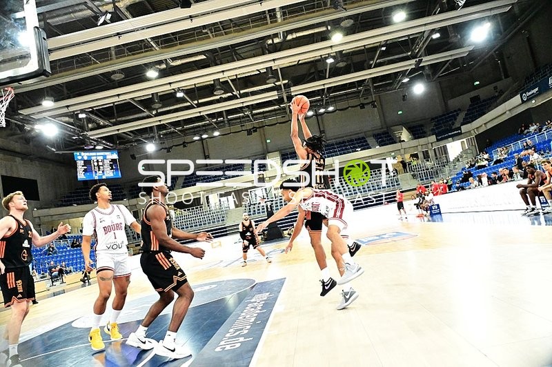 Alonzo Verge (11; Rasta Vechta) wirft, Tre Mitchell (3; JL Bourg Basket) verteidigt