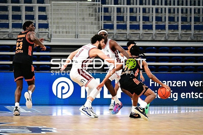 Dribbling und Verteidigung auf Court