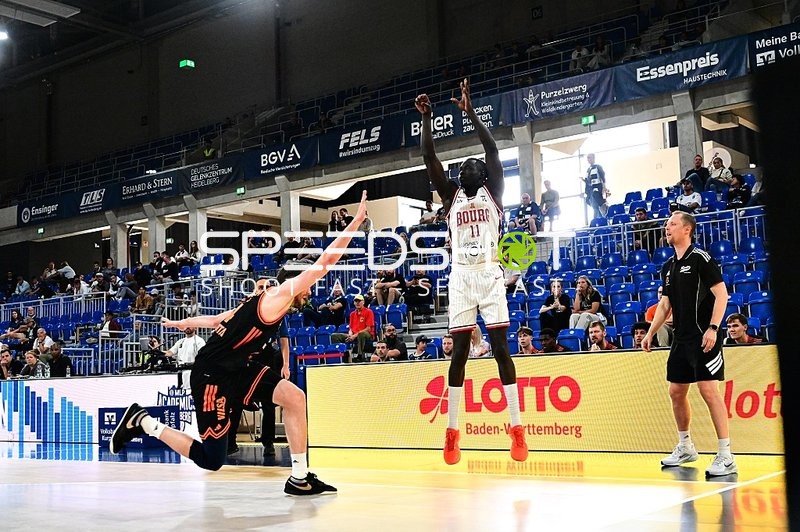 Wurfversuch von Both Gach (11; JL Bourg Basket)