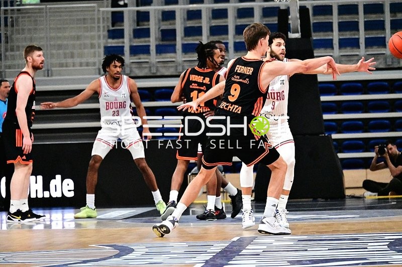 Pass von William McDowell-White (9; JL Bourg Basket) verteidigt von Joschka Ferner (9; Rasta Vechta)
