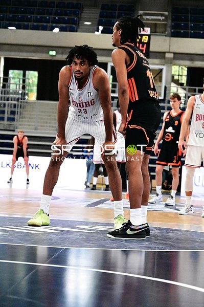 Direktes Duell um den Ball