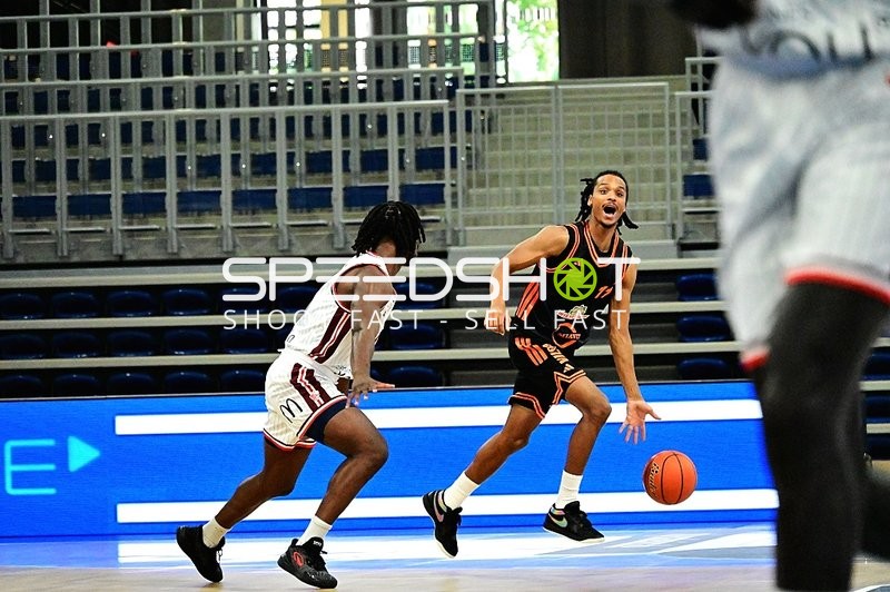 Alonzo Verge (11; Rasta Vechta) dribbelt