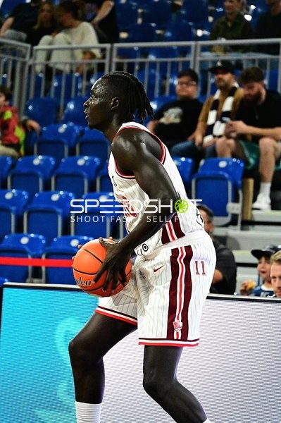 Both Gach (11; JL Bourg Basket) dribbelt