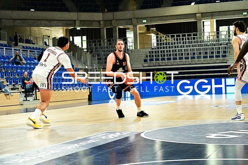 Alonzo Verge (11; Rasta Vechta) mit Ball auf dem Court