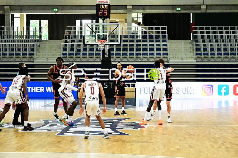 Malcolm Dandridge (23; Rasta Vechta) mit Ball auf dem Court