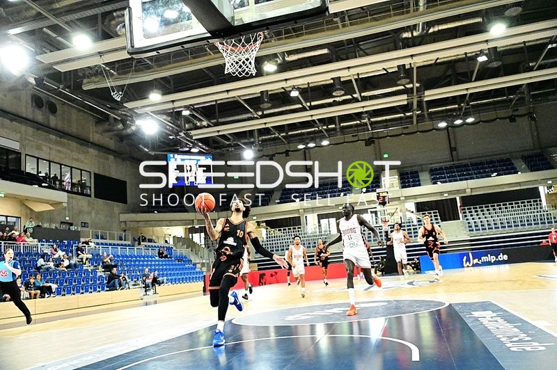 Spieler mit Ball auf Court