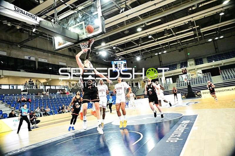 Spieler kämpfen um Korb