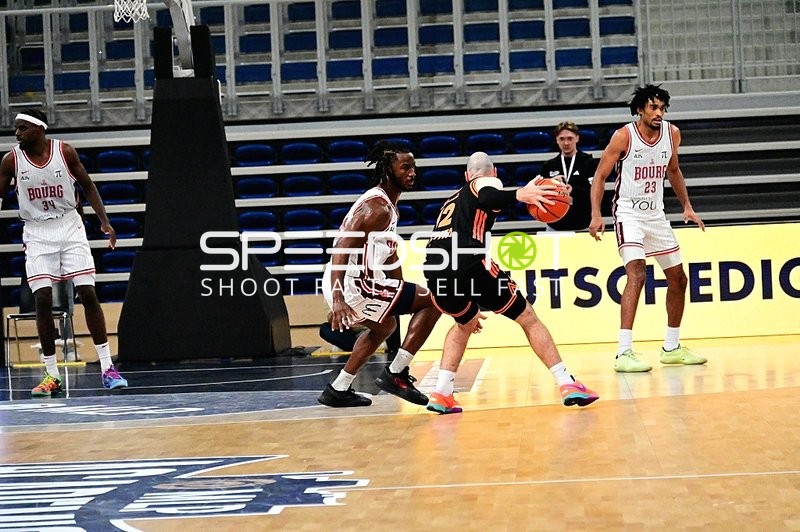 Zweikampf um den Ball