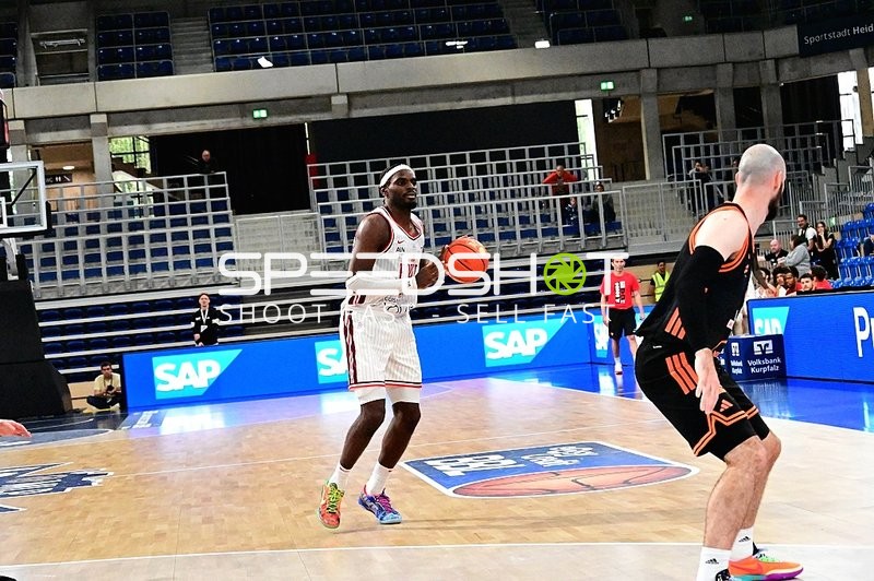 Kevin Kokila (34; JL Bourg Basket) dribbelt auf dem Court