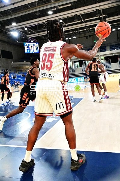 Adam Mokoka (95; JL Bourg Basket) wirft, Malcolm Dandridge (23; Rasta Vechta) verteidigt