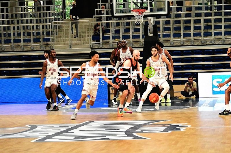 William McDowell-White (9; JL Bourg Basket) dribbelt, Malcolm Dandridge (23; Rasta Vechta) verteidigt