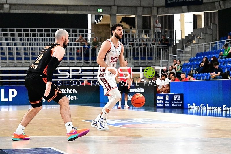 William McDowell-White (9; JL Bourg Basket) dribbelt auf dem Court