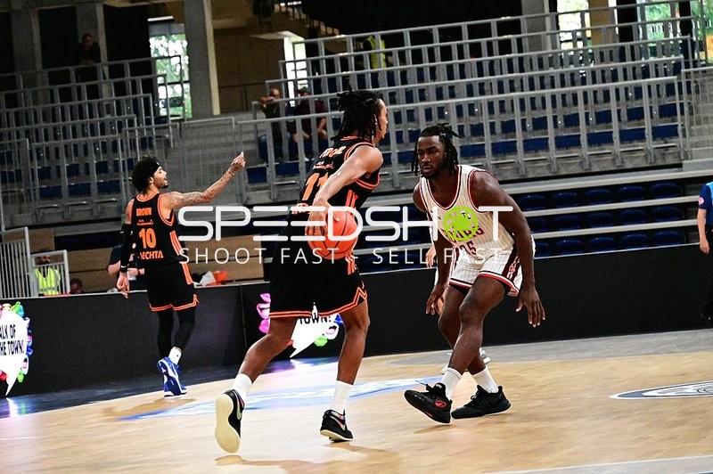 Alonzo Verge (11; Rasta Vechta) im Duell mit William McDowell-White (9; JL Bourg Basket)