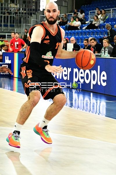 Tommy Kuhse (12; Rasta Vechta) dribbelt auf Court