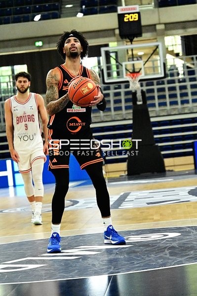 Joschka Ferner (9; Rasta Vechta) dribbelt am Korb