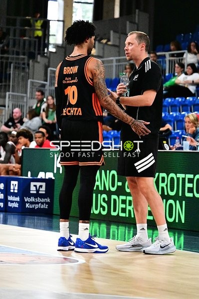 Trainer Christian Held (Assistant Coach; Rasta Vechta) mit Spieler Tevin Brown (10; Rasta Vechta)