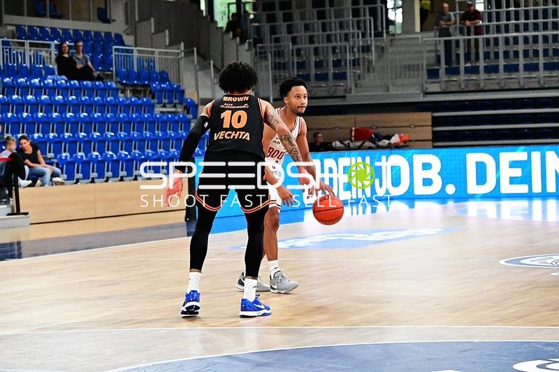 Darius McGhee (0; JL Bourg Basket) im Duell mit Tevin Brown (10; Rasta Vechta)