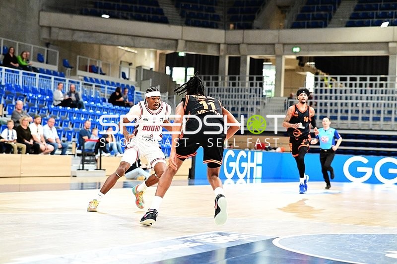 Zweikampf zwischen Assemian Moulare (3; JL Bourg Basket) und Alonzo Verge (11; Rasta Vechta)