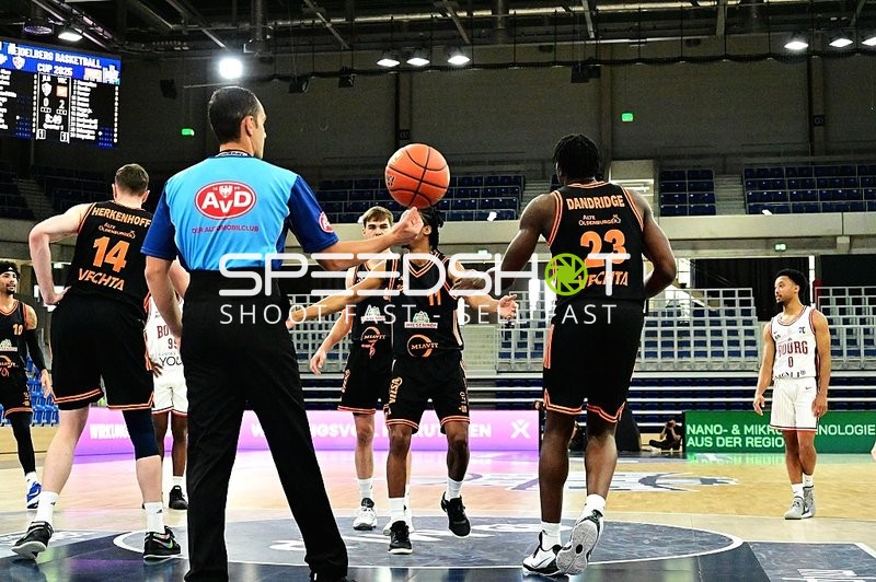 Spieler kämpfen um den Ball