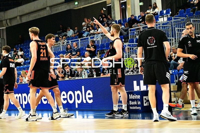 Spieler Lars Thiemann (21; Rasta Vechta) und Joschka Ferner (9; Rasta Vechta) auf Court