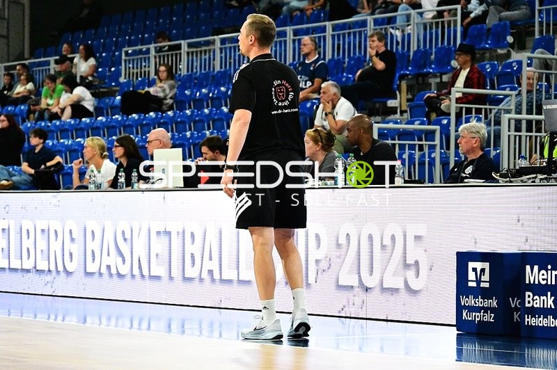 Offizielle am Spielfeldrand