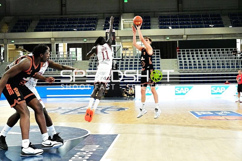 Joschka Ferner (9; Rasta Vechta) wirft, Both Gach (11; JL Bourg Basket) verteidigt