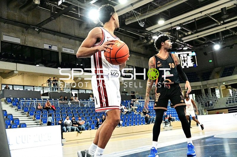 Defensive Aktion von Tevin Brown (10; Rasta Vechta)