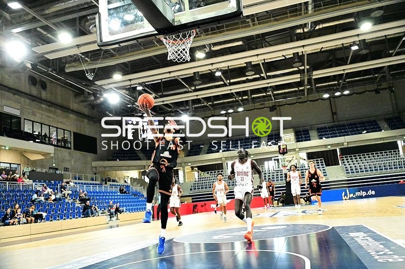 Tevin Brown (10; Rasta Vechta) wirft, Both Gach (11; JL Bourg Basket) verteidigt