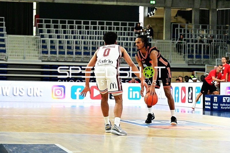 Dribbling von Alonzo Verge (11; Rasta Vechta) gegen Darius McGhee (0; JL Bourg Basket)