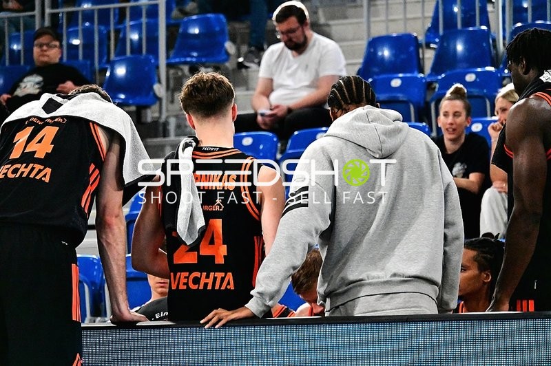 Spieler von Philipp Herkenhoff (14; Rasta Vechta) und Roy Krupnikas (24; Rasta Vechta) an der Seitenlinie