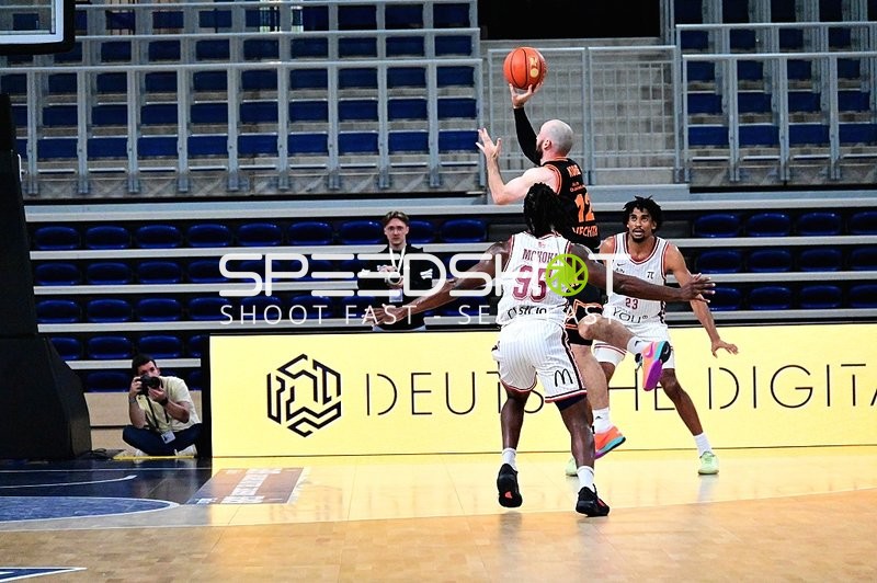 Wurf von Malcolm Dandridge (23; Rasta Vechta) verteidigt