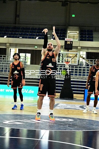 Tommy Kuhse (12; Rasta Vechta) wirft Korb