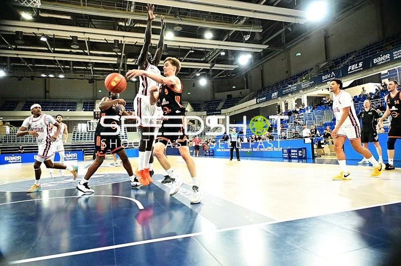 Direktes Duell um den Ball