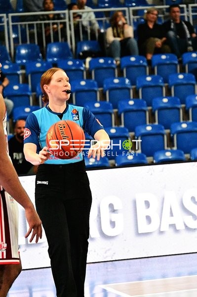 Schiedsrichter mit Ball