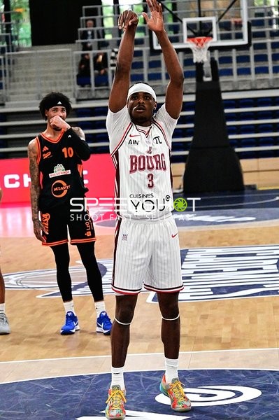 Duell zwischen Tre Mitchell (3; JL Bourg Basket) und Tevin Brown (10; Rasta Vechta)