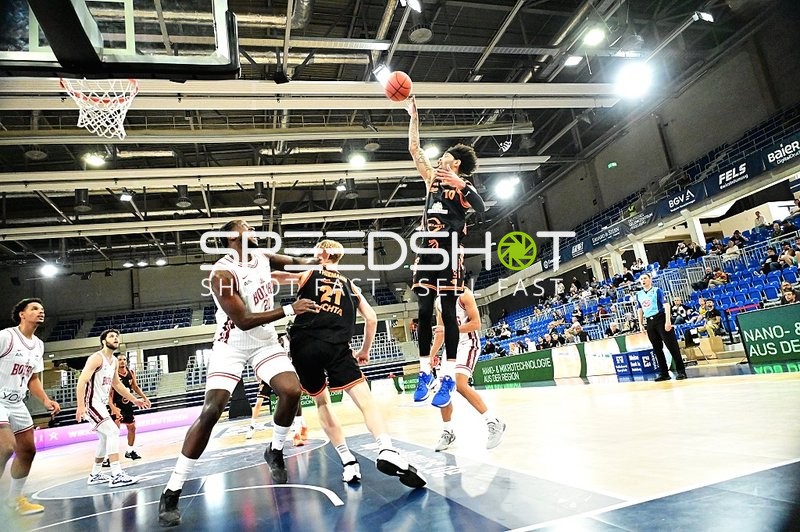 Korbleger von Tre Mitchell (3; JL Bourg Basket)