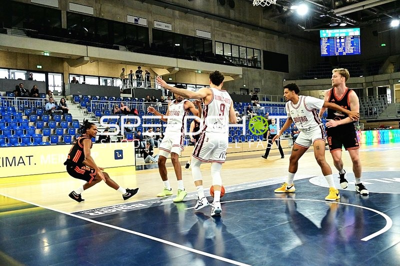 Dribbling und Verteidigung am Korb