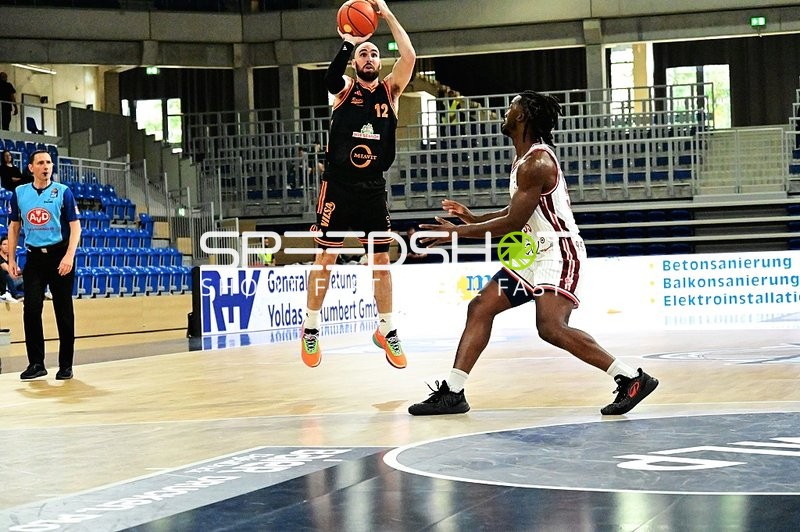Tommy Kuhse (12; Rasta Vechta) wirft, William McDowell-White (9; JL Bourg Basket) verteidigt