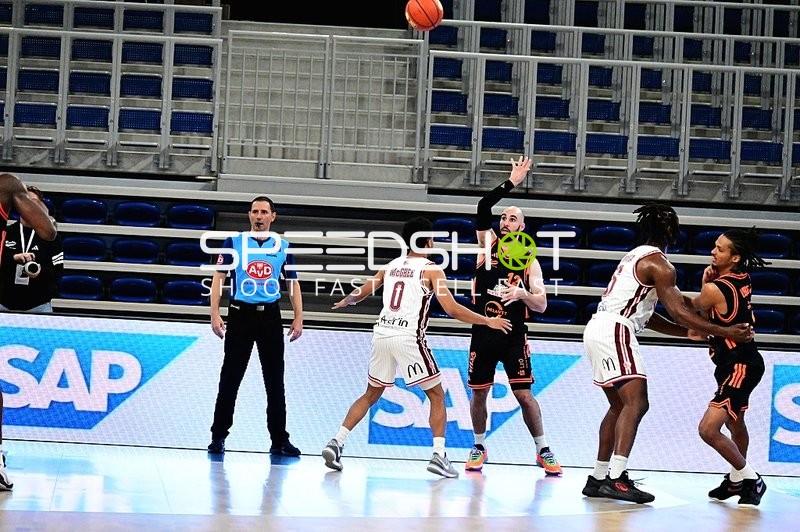 Tommy Kuhse (12; Rasta Vechta) wirft auf Korb