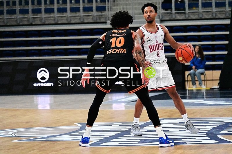 Darius McGhee (0; JL Bourg Basket) gegen Tevin Brown (10; Rasta Vechta)