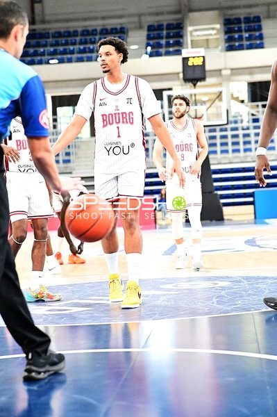 Tre Mitchell (3; JL Bourg Basket) dribbelt