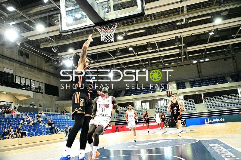 Spieler unter dem Korb