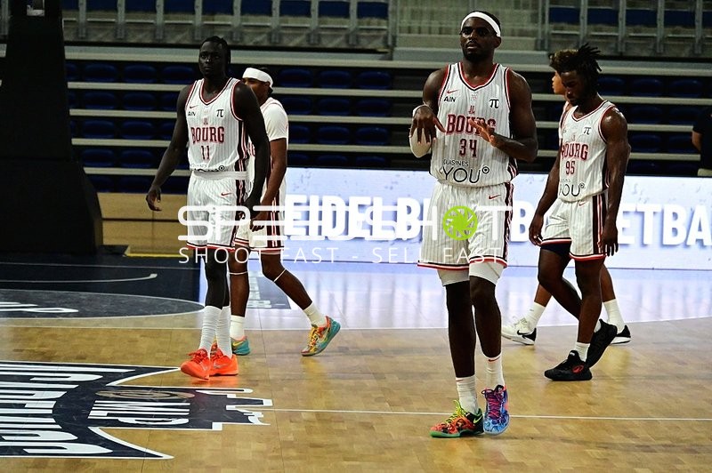 Zwei Spieler auf dem Court